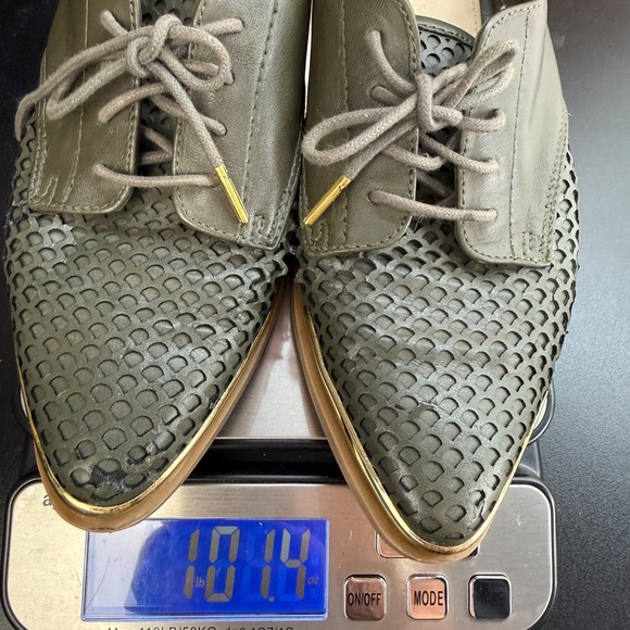 Fergie "Invert" Olive Green Perforated Leather Oxfords Gold Toe Cap W 7.5M - Picture 10 of 10